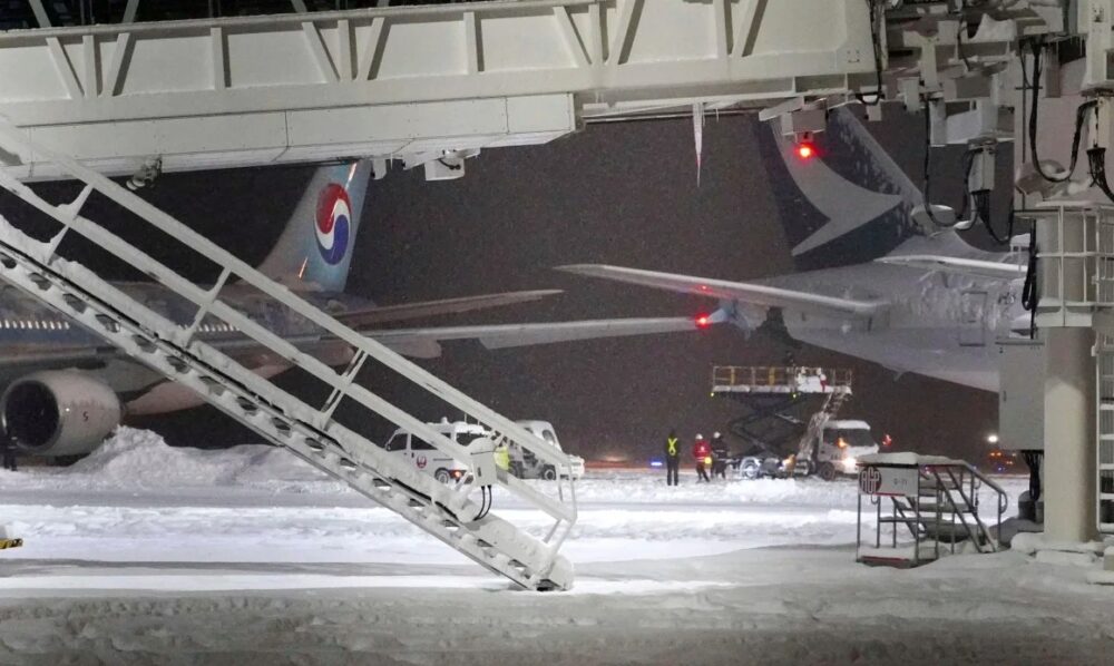 Dos aviones chocan en un aeropuerto de Japón