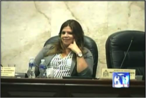 Vice Presidenta del Congreso se mofa de la oposición.