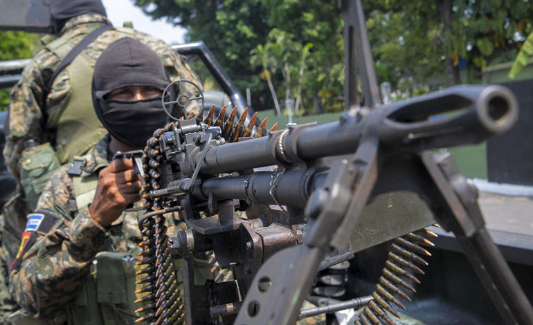 Los militares sacaron su artillería pesada