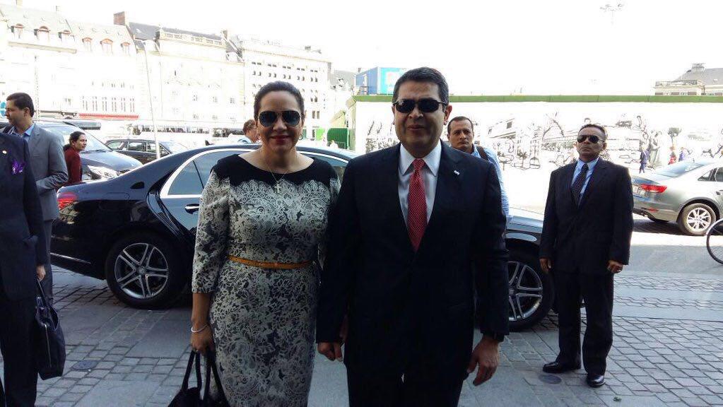 Presidente Hernandez y su esposa al momento de su llegada a Dinamarca esta mañana.