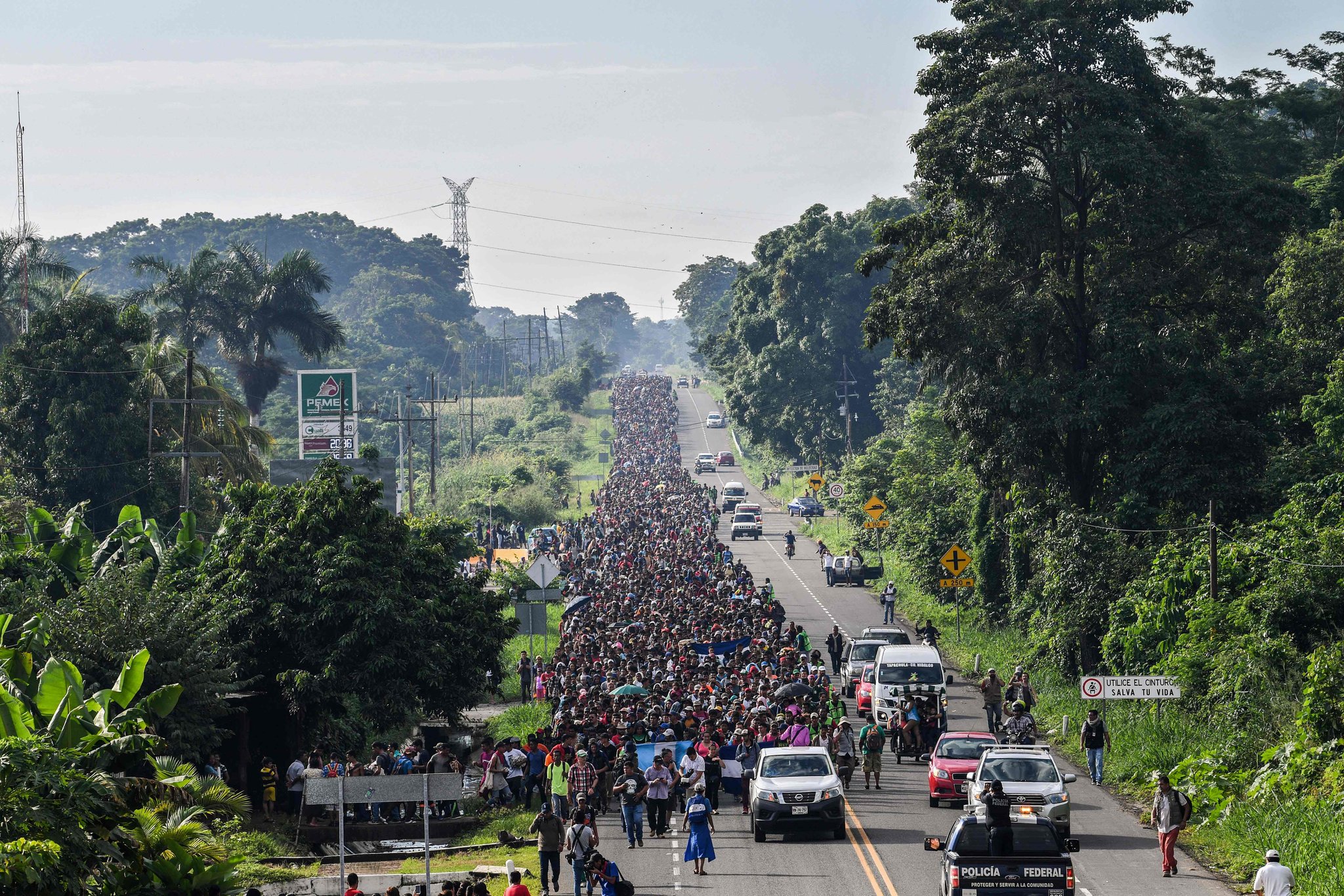 Caravana de migrantes contin a su camino hacia Estados Unidos