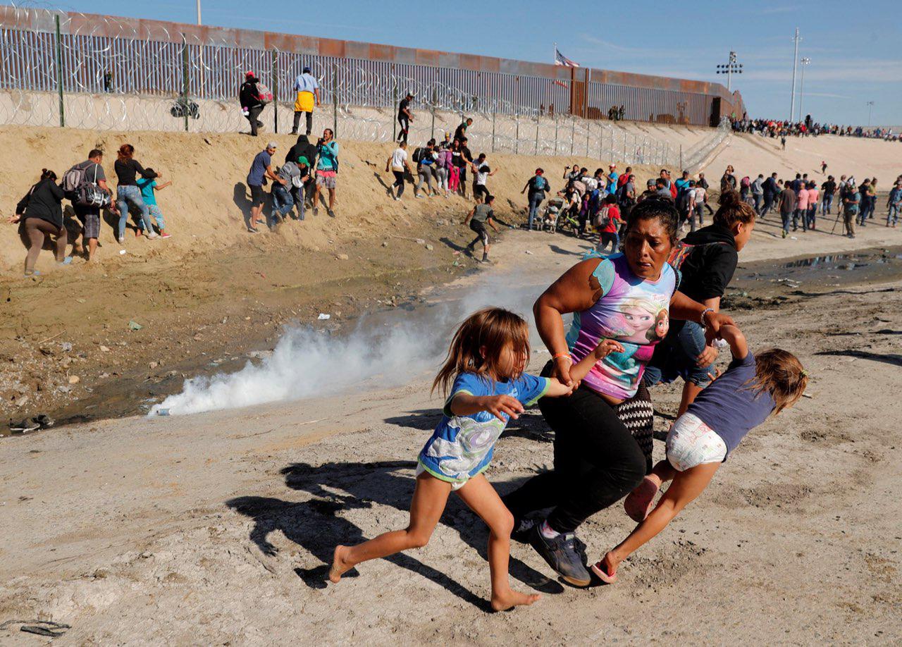 Madre migrante de foto viral junto a sus hijas ya están en EE.UU.