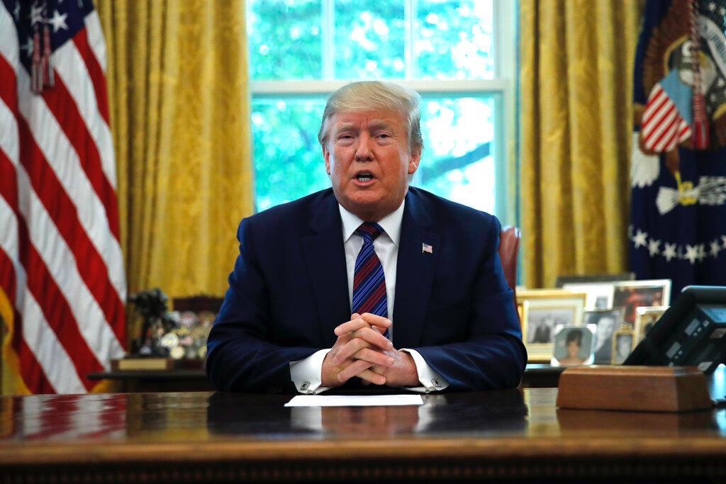 El presidente Donald Trump habla con la prensa en la Oficina Oval de la Casa Blanca, en Washington, el viernes 26 de julio de 2019. (AP Foto/Carolyn Kaster) Magnate