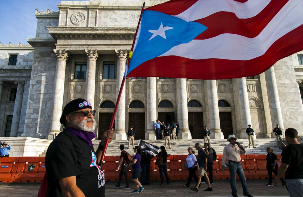 La escena frente al Capitolio en San Juan, Puerto Rico, el 5 de agosto del 2019. (AP Photo/Dennis M. Rivera Pichardo)