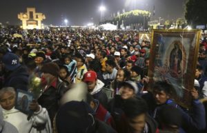 Multitud venera a Virgen de Guadalupe en México