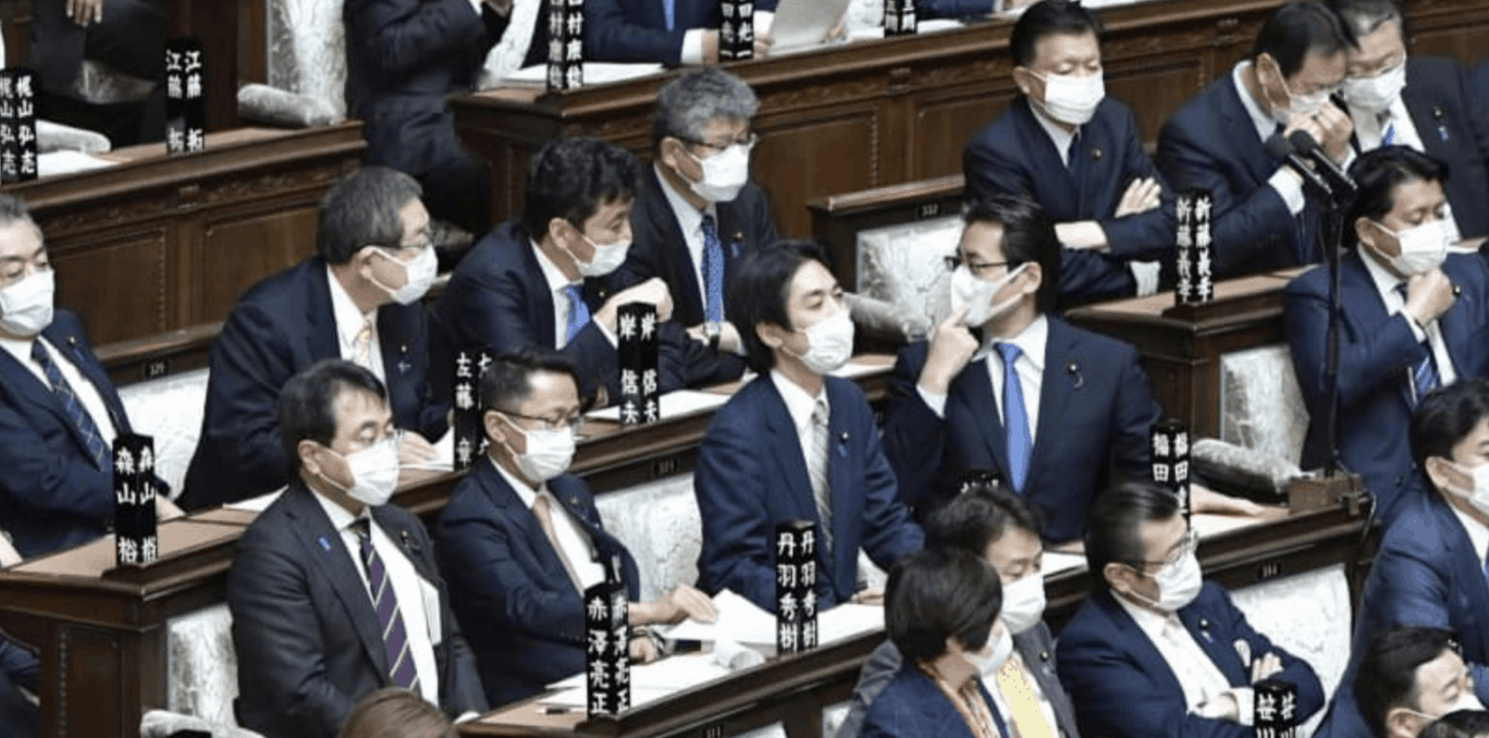 Diputados en Japón se recortan los salarios por el coronavirus