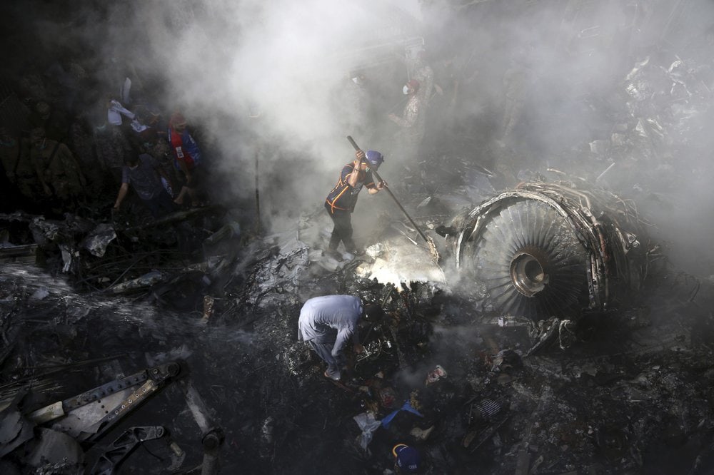 Avión se estrella con 98 personas a bordo.