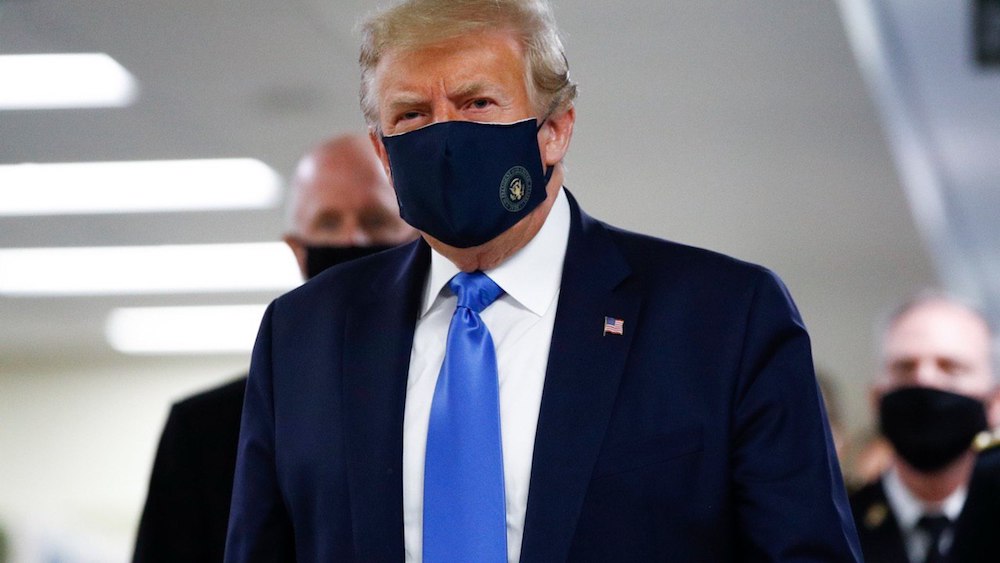 Donald Trump usa mascarilla en público por primera vez durante la pandemia.
