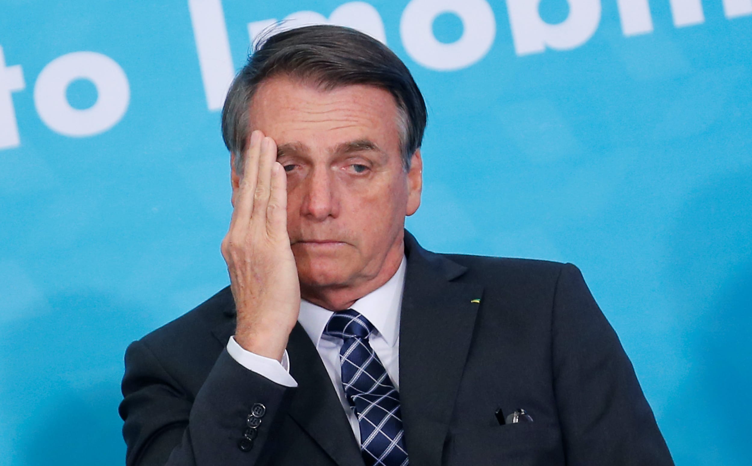 Bolsonaro carga a hombre con enanismo pensando que era un niño y la red ‘estalla’ en burlas.
