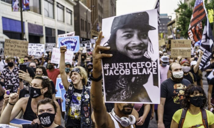 Segunda noche consecutiva de protestas en Wisconsin por ataque policial.