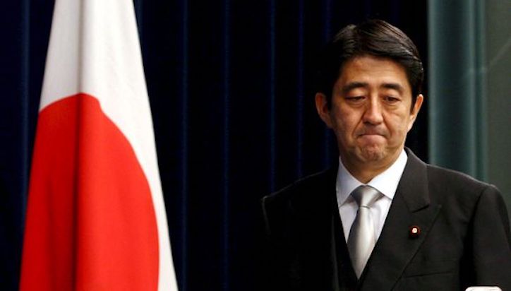 Japón: El primer ministro dimite por asuntos de salud.