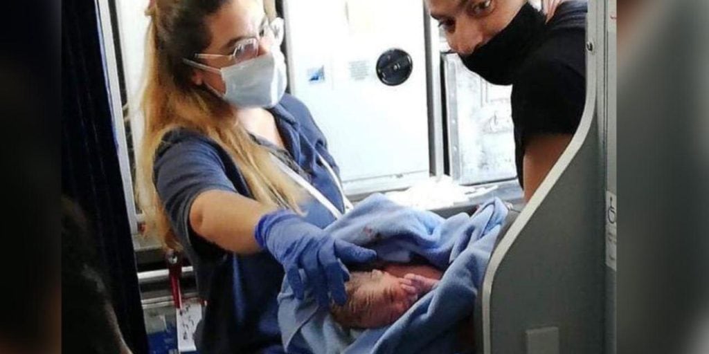 bebé nace en pleno vuelo