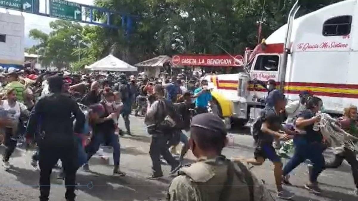 Hondureños rompen el cerco policial.