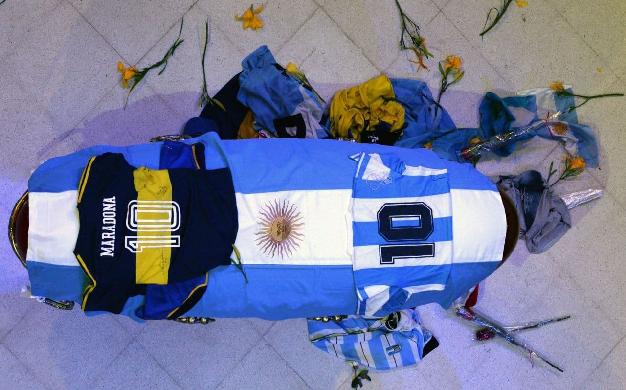Retiran cuerpo de Maradona de Casa Rosada tras disturbios protagonizados por aficionados.