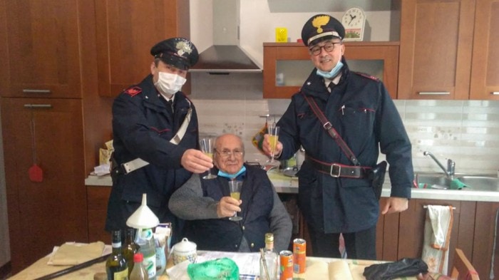 El conmovedor momento de un abuelito cuando llamó a la policía en Navidad