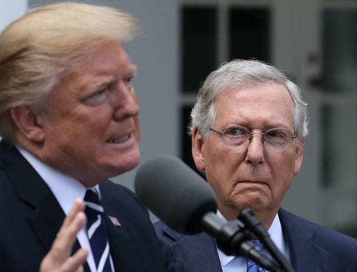 Donald Trump y su aliado Mitch McConnell