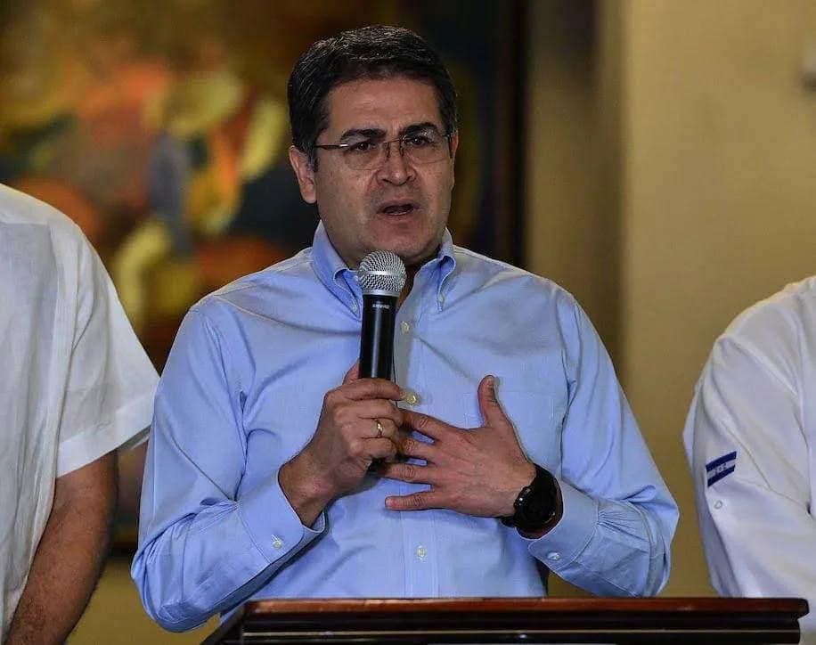 Fiscales piden que fotos en las que aparece Juan Orlando Hernández sean aceptadas en juicio