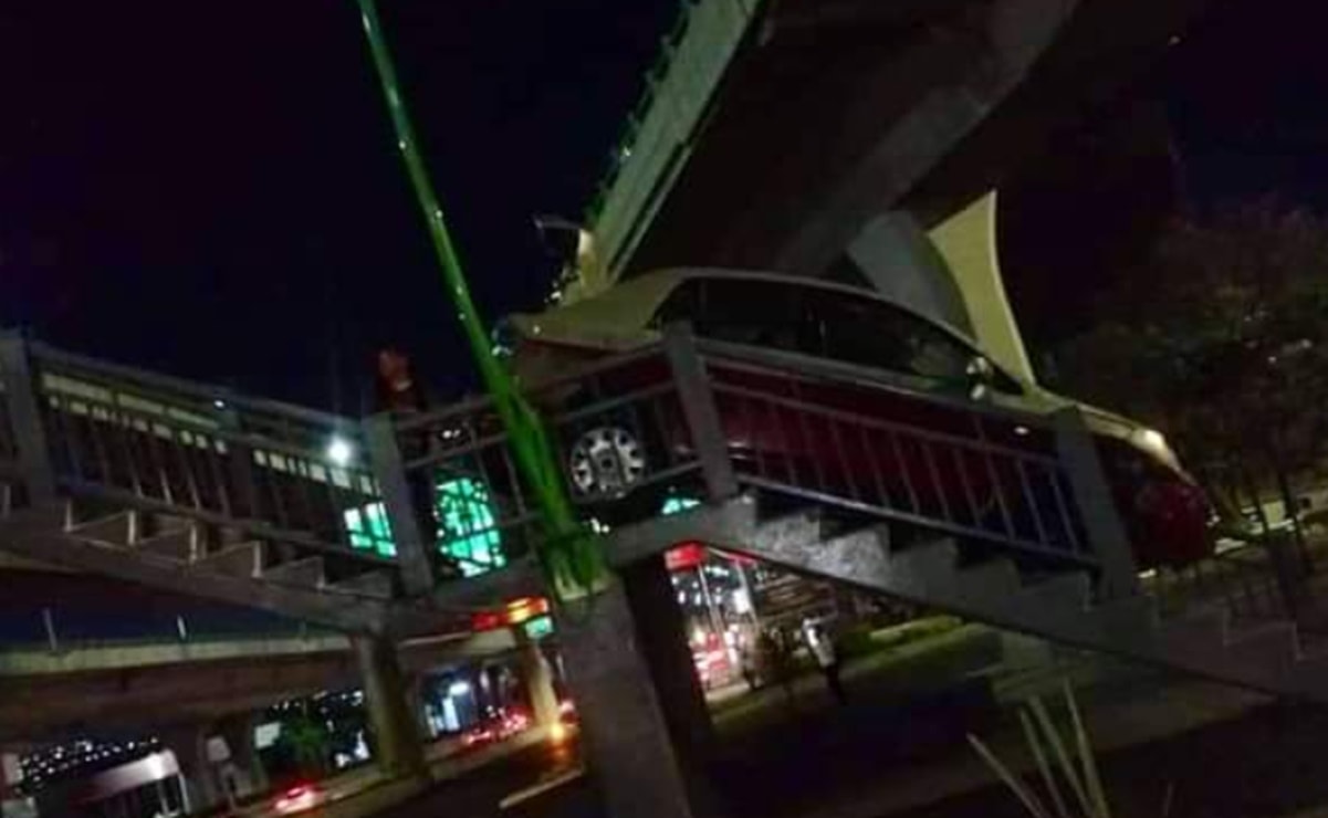 Taxista queda atrapado en escaleras de puente peatonal .