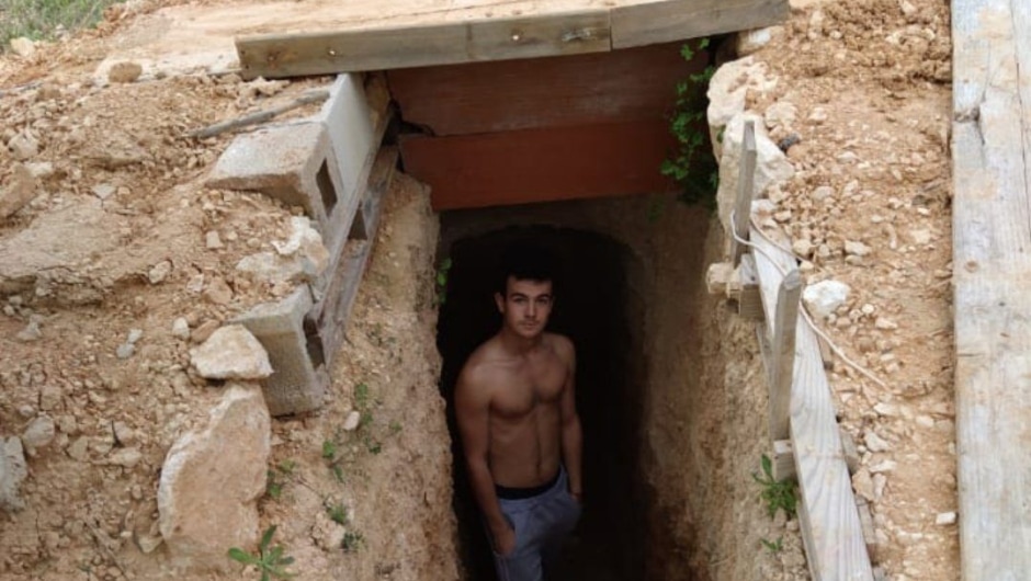 Su madre lo regañaba y un adolescente se relajaba cavando, ahora tiene una cómoda cueva.