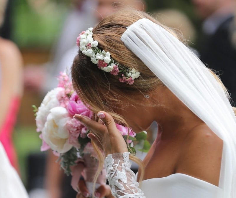 Hija e hijastra se casan el mismo día, el padre se perdió una de las bodas