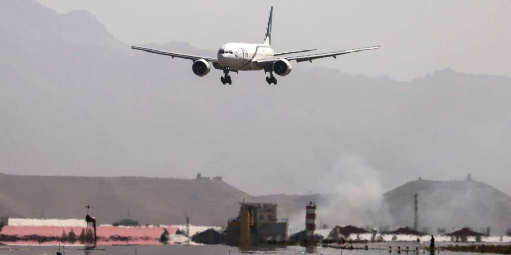 Llega primer vuelo comercial a Kabul procedente de Pakistán con diez pasajeros