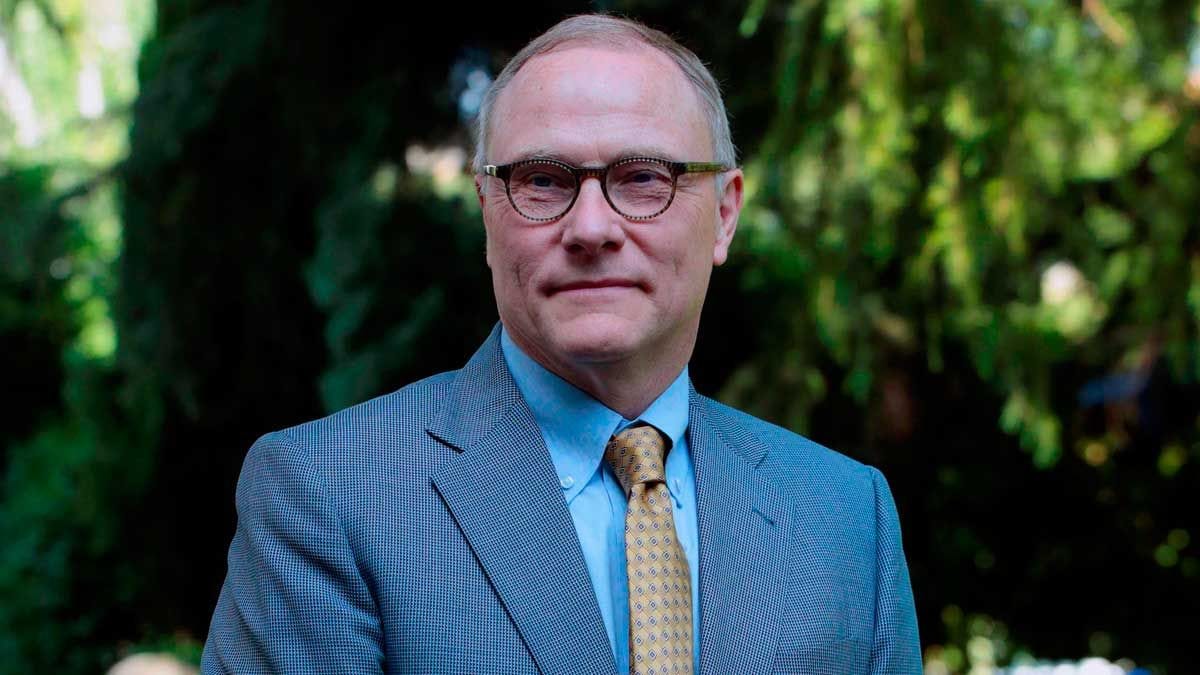 Obtiene Premio Nobel demostrando que un aumento salarial no disminuye la oferta de empleo