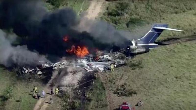 A pesar de la magnitud de accidente aéreo sus tripulantes logran salir con vida