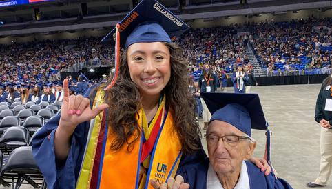 Abuelito y su nieta se gradúan de la universidad el mismo día