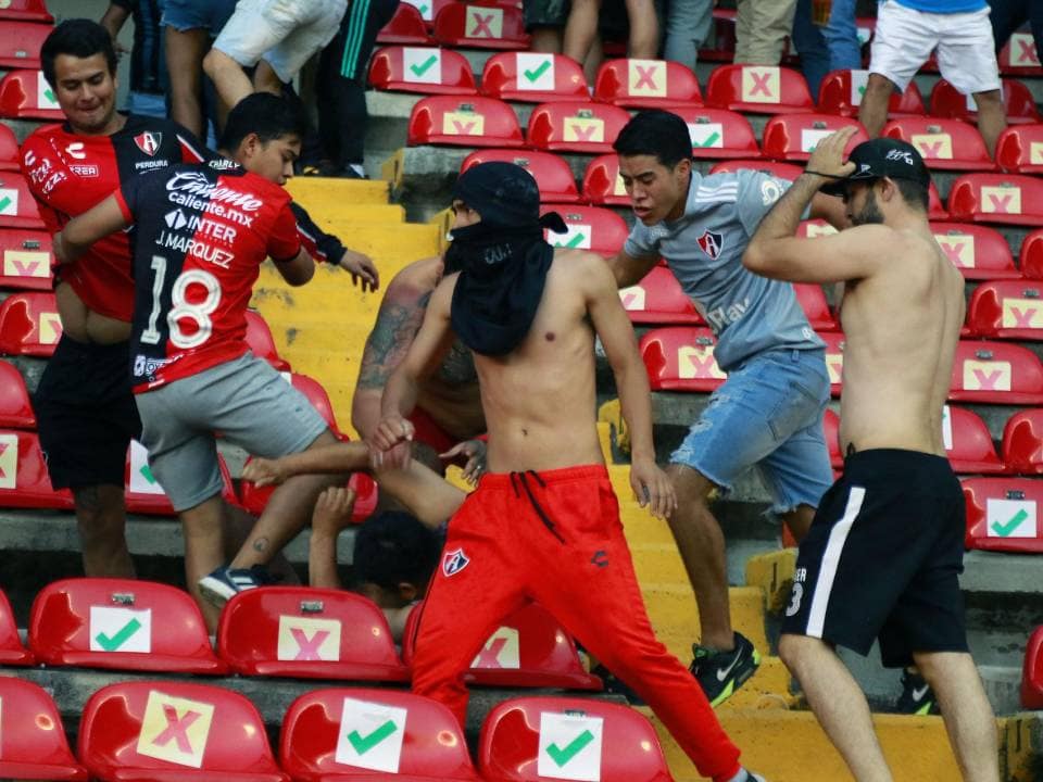 Violencia en un estadio de México deja decenas de heridos