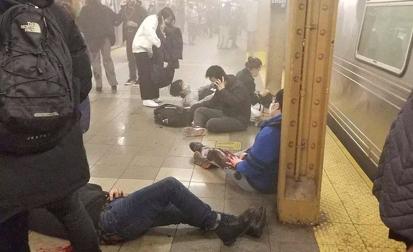 Varios heridos deja tiroteo en NY protagonizado por hombre cubierto con una máscara de gas