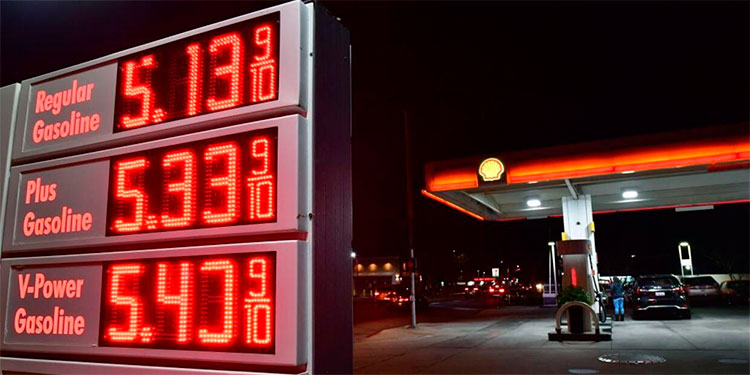 Gasolina en EEUU alcanza precios históricos al superar los 5 dólares el galón