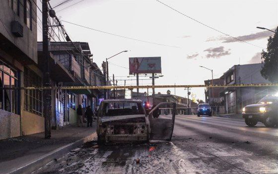 Hombres encapuchados incendian una veintena de vehículos en Baja California