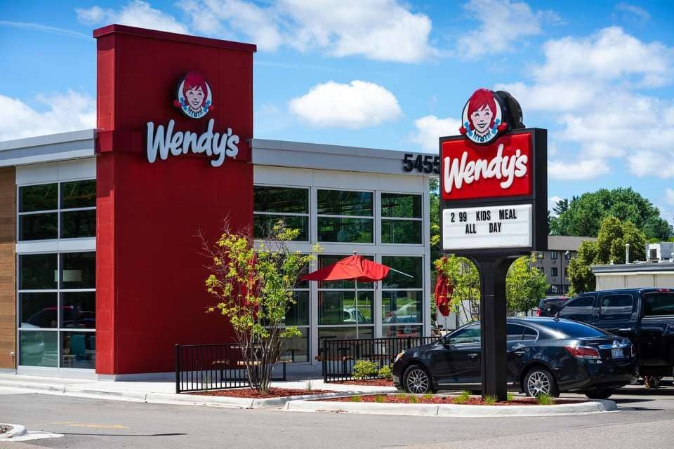 Empleado de Wendy's es acusado de asesinato luego de causarle la muerte a un cliente que se quejó del pedido