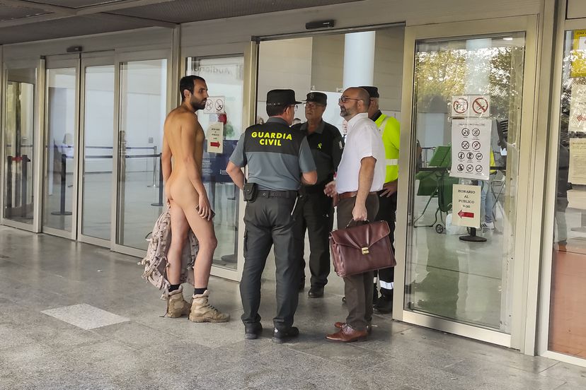 Hombre llega desnudo a juicio tras ser acusado por exhibicionismo