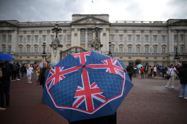 Se congregan cientos de personas en el Palacio de Buckingham a la espera de noticias de la reina