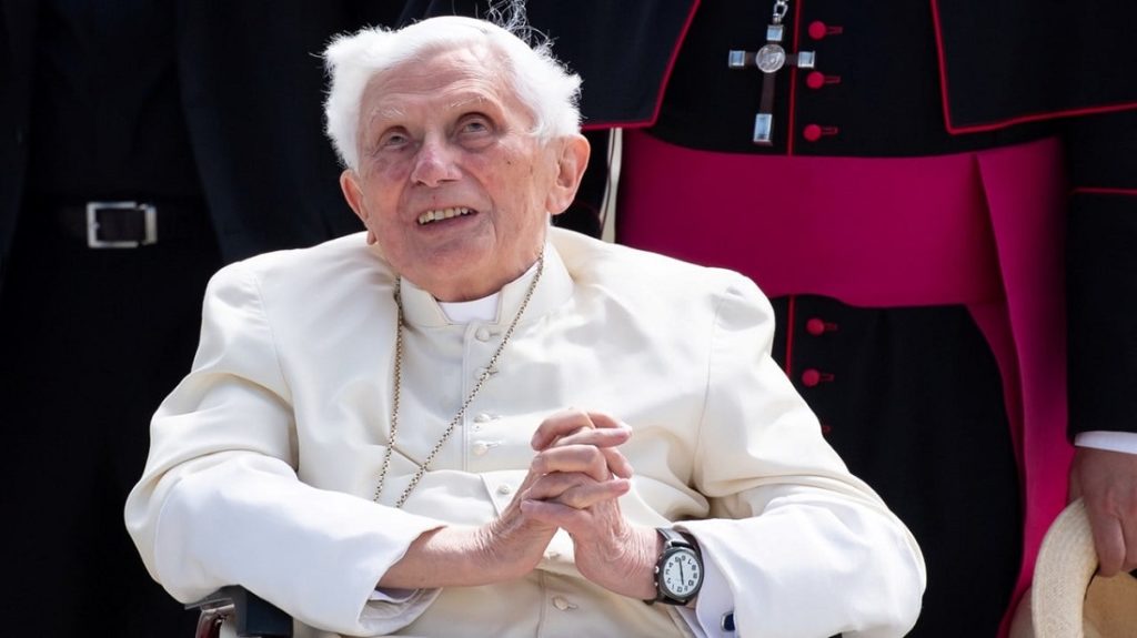 El Papa Francisco pide rezar por Benedicto XVI al encontrarse muy enfermo