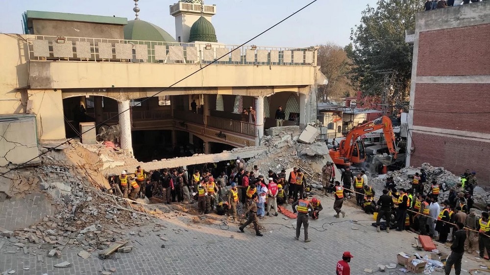 Ataque suicida en mezquita de Pakistán deja decenas de muertos