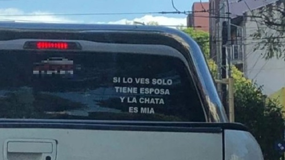 “Si lo ves solo tiene esposa”, el cartel de un carro que genera polémica