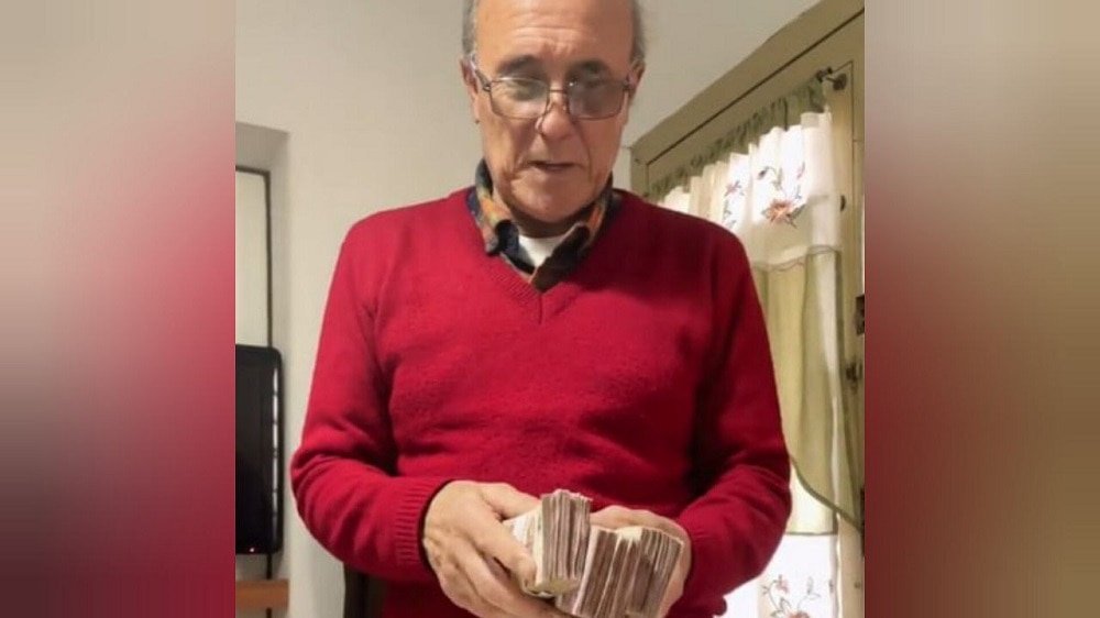 Trabajó 58 años, recibe un fajo de billetes de jubilación y solo eran 160 dólares