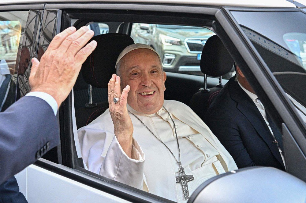 Papa Francisco sale del hospital después de nueve días de permanecer bajo observación