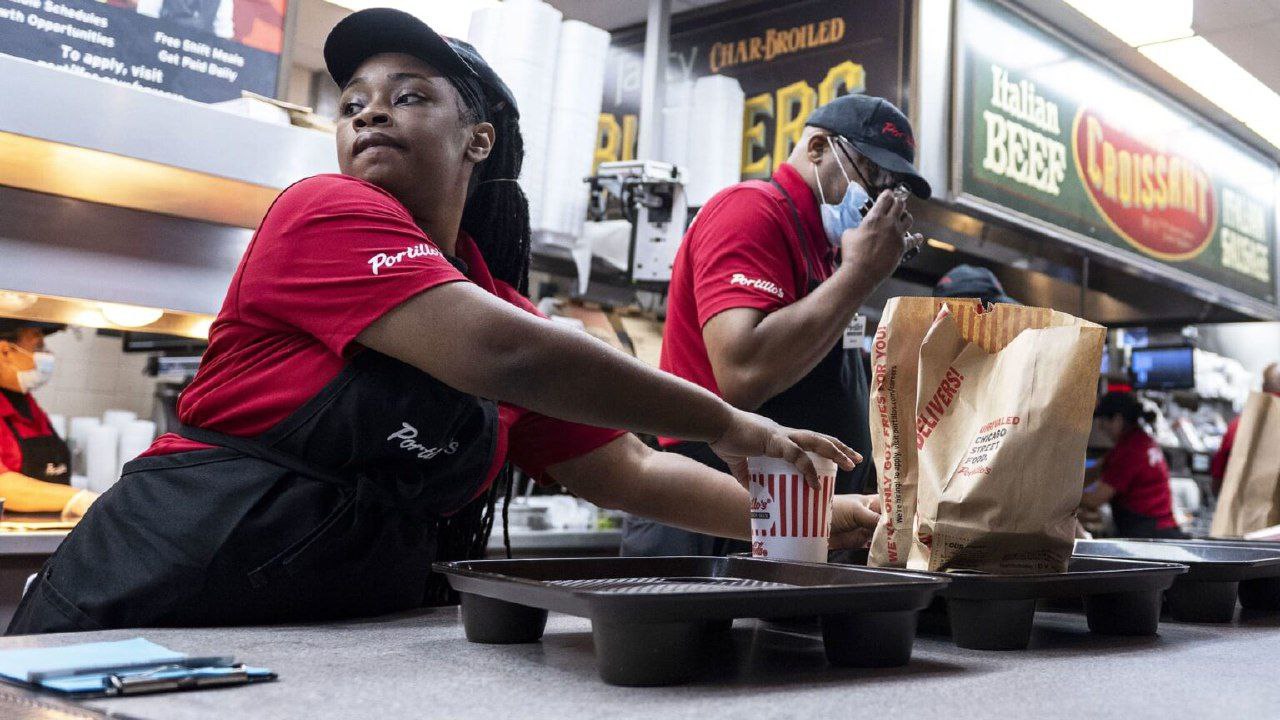 Trabajadores de comida rápidas de California logran esperado aumento salarial por hora