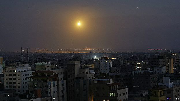 "En la oscuridad y con terror": Así pasaron la noche los civiles en Gaza