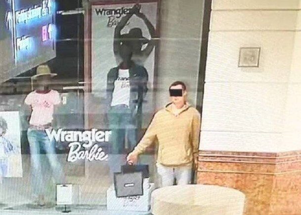 Joven se hace pasar por un maniquí para robar en un centro comercial