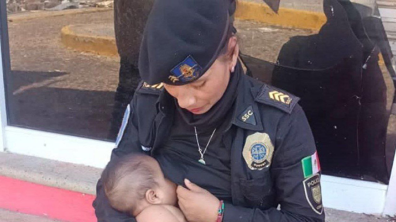 Mujer Policía Amamantó A Un Bebé Que Llevaba Dos Días Sin Alimentarse