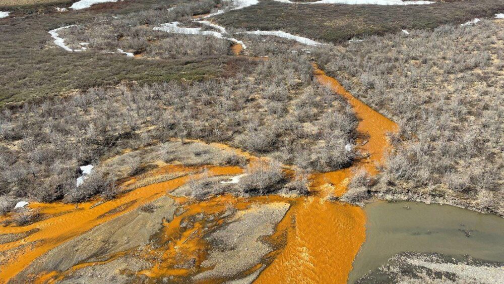 Científicos alarmados que las aguas de los ríos se están volviendo anaranjadas en un rincón del planeta