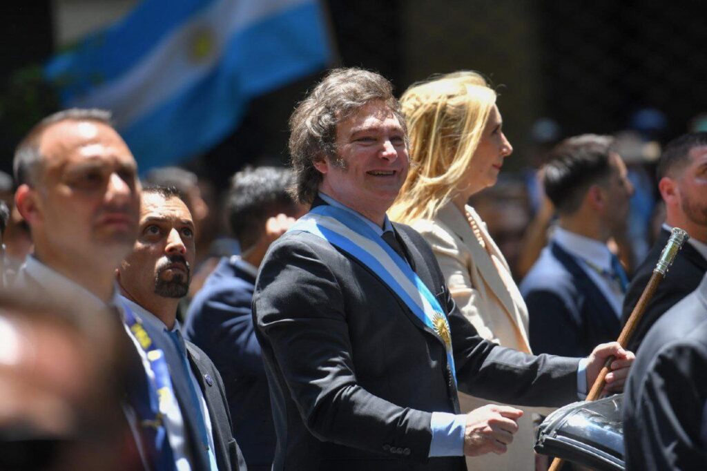 Javier Milei busca tomar el control total de Argentina con la Ley Ómnibus, extranjeros compren,