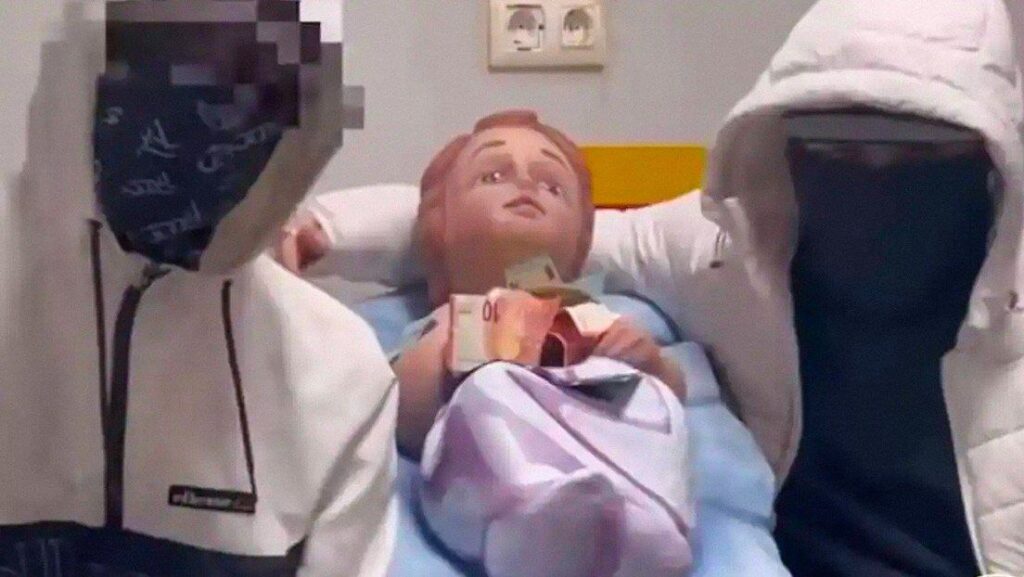 Ladrones exigen 2,000 dólares para devolver a un "niño Jesús" robado de un pesebre