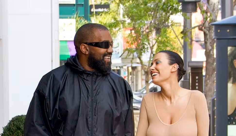 La esposa de Kanye West, Bianca Censori, vuelve a lucir semidesnuda en las calles de Los Ángeles