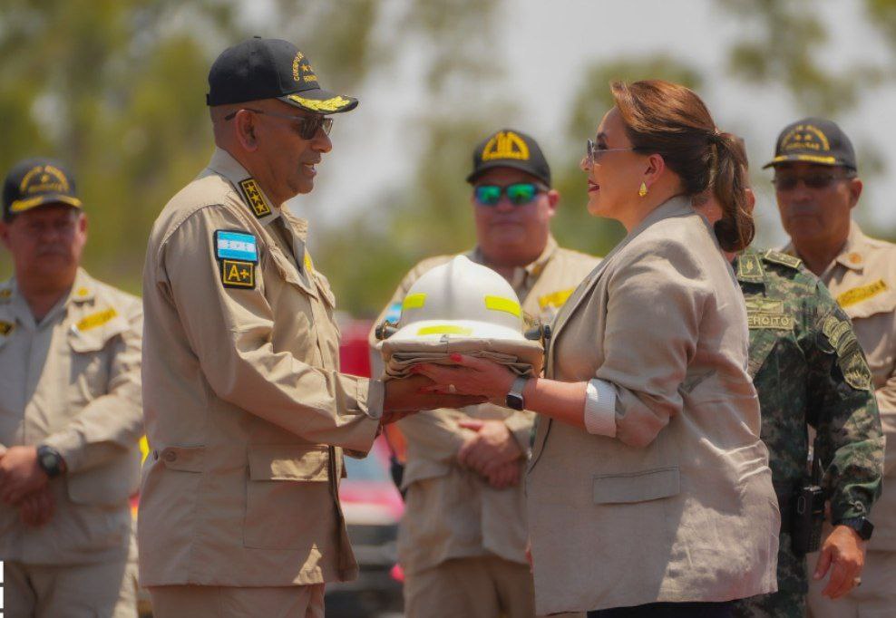 Gobierno de Honduras reconoce la labor del Cuerpo de Bomberos con entrega equipo