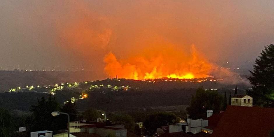 Las llamas arrasan el bosque en Zona Esmeralda de Atizapán